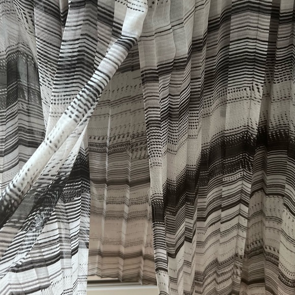 Club Monaco skirt with shorts - Picture 3 of 5